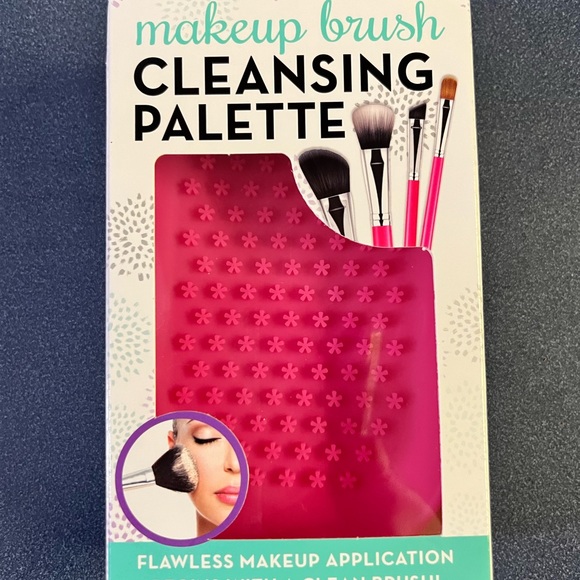 Other - POSH PICK 💕💕 Makeup brush cleansing pallet